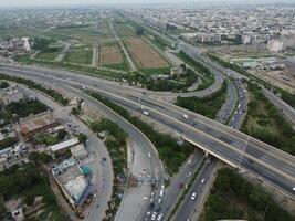 aéreo ver de dha fase-6, principal cuadrado, un pequeño pueblo en 2023-07-18 en lahore Pakistán. foto