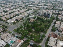 aéreo ver de dha fase-6, principal cuadrado, un pequeño pueblo en 2023-07-18 en lahore Pakistán. foto