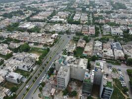 aéreo ver de dha fase-6, principal cuadrado, un pequeño pueblo en 2023-07-18 en lahore Pakistán. foto