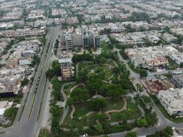 aéreo ver de dha fase-6, principal cuadrado, un pequeño pueblo en 2023-07-18 en lahore Pakistán. foto