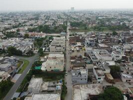 aéreo ver de dha fase-6, principal cuadrado, un pequeño pueblo en 2023-07-18 en lahore Pakistán. foto