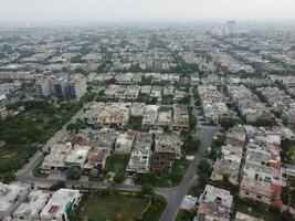 aéreo ver de dha fase-6, principal cuadrado, un pequeño pueblo en 2023-07-18 en lahore Pakistán. foto