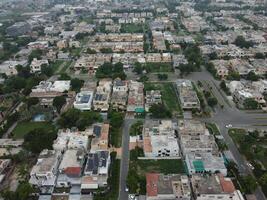 aéreo ver de dha fase-6, principal cuadrado, un pequeño pueblo en 2023-07-18 en lahore Pakistán. foto