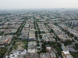 aéreo ver de dha fase-6, principal cuadrado, un pequeño pueblo en 2023-07-18 en lahore Pakistán. foto