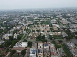 aéreo ver de dha fase-6, principal cuadrado, un pequeño pueblo en 2023-07-18 en lahore Pakistán. foto