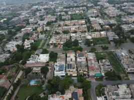 aéreo ver de dha fase-6, principal cuadrado, un pequeño pueblo en 2023-07-18 en lahore Pakistán. foto