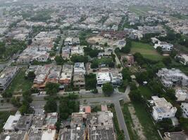 aéreo ver de dha fase-6, principal cuadrado, un pequeño pueblo en 2023-07-18 en lahore Pakistán. foto