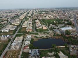 aéreo ver de defensa principal cuadrado, un pequeño pueblo en lahore Pakistán. foto