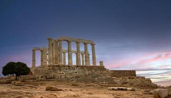 el famoso templo de Poseidón en Grecia con nublado cielo. en griego mitología, el Dios de el mar. capa sonión, restos de el antiguo templo durante nublado clima. foto