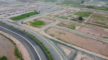 rechteckig geformt Siedlung von das Reich Bezirk, suchen Nieder Antenne Aussicht von über Vogel Auge Aussicht Villen mit Schwimmbad auf 22.07.2023 im lahore Pakistan video