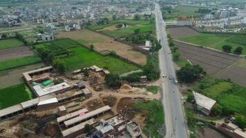 rectangular conformado asentamiento de el Rico distrito, mirando abajo aéreo ver desde encima pájaro ojo ver villas con piscina en 2023-07-22 en lahore Pakistán video