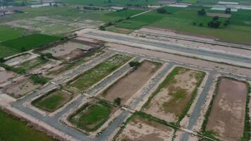 rectangulaire en forme de règlement de le riches district, à la recherche vers le bas aérien vue de au dessus oiseau œil vue villas avec bassin sur 2023-07-22 dans lahore Pakistan video