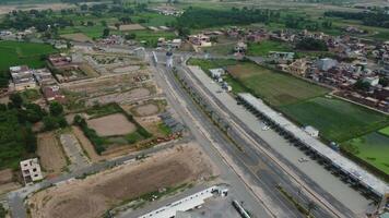 rettangolare sagomato insediamento di il ricco quartiere, guardare giù aereo Visualizza a partire dal sopra uccello occhio Visualizza ville con piscina su 2023-07-22 nel lahore Pakistan video