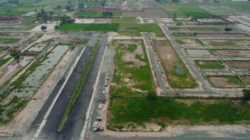 rechteckig geformt Siedlung von das Reich Bezirk, suchen Nieder Antenne Aussicht von über Vogel Auge Aussicht Villen mit Schwimmbad auf 22.07.2023 im lahore Pakistan video