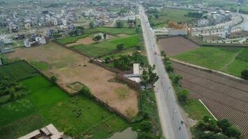 rectangular conformado asentamiento de el Rico distrito, mirando abajo aéreo ver desde encima pájaro ojo ver villas con piscina en 2023-07-22 en lahore Pakistán video