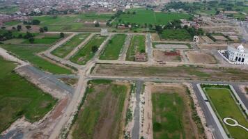 rechthoekig vormig regeling van de rijk wijk, op zoek naar beneden antenne visie van bovenstaand vogel oog visie villa's met zwembad Aan 22-07-2023 in lahore Pakistan video