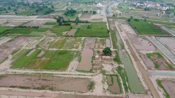 rectangulaire en forme de règlement de le riches district, à la recherche vers le bas aérien vue de au dessus oiseau œil vue villas avec bassin sur 2023-07-22 dans lahore Pakistan video