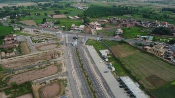 rectangular conformado asentamiento de el Rico distrito, mirando abajo aéreo ver desde encima pájaro ojo ver villas con piscina en 2023-07-22 en lahore Pakistán video