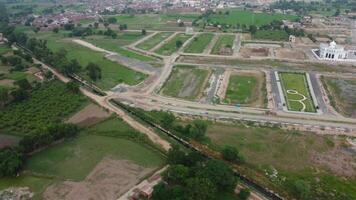 rectangular conformado asentamiento de el Rico distrito, mirando abajo aéreo ver desde encima pájaro ojo ver villas con piscina en 2023-07-22 en lahore Pakistán video