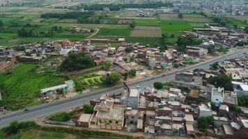 rectangular conformado asentamiento de el Rico distrito, mirando abajo aéreo ver desde encima pájaro ojo ver villas con piscina en 2023-07-22 en lahore Pakistán video