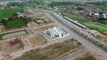 rectangular conformado asentamiento de el Rico distrito, mirando abajo aéreo ver desde encima pájaro ojo ver villas con piscina en 2023-07-22 en lahore Pakistán video