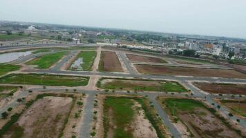 rectangular conformado asentamiento de el Rico distrito, mirando abajo aéreo ver desde encima pájaro ojo ver villas con piscina en 2023-07-22 en lahore Pakistán video