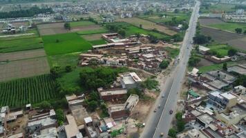 rectangular conformado asentamiento de el Rico distrito, mirando abajo aéreo ver desde encima pájaro ojo ver villas con piscina en 2023-07-22 en lahore Pakistán video