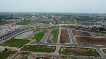 rechteckig geformt Siedlung von das Reich Bezirk, suchen Nieder Antenne Aussicht von über Vogel Auge Aussicht Villen mit Schwimmbad auf 22.07.2023 im lahore Pakistan video