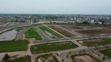 rectangulaire en forme de règlement de le riches district, à la recherche vers le bas aérien vue de au dessus oiseau œil vue villas avec bassin sur 2023-07-22 dans lahore Pakistan video