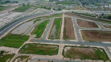 rechthoekig vormig regeling van de rijk wijk, op zoek naar beneden antenne visie van bovenstaand vogel oog visie villa's met zwembad Aan 22-07-2023 in lahore Pakistan video