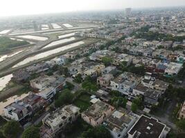 rectangular conformado asentamiento de el Rico distrito, mirando abajo aéreo ver desde encima pájaro ojo ver villas con piscina en 2023-07-22 en lahore Pakistán foto