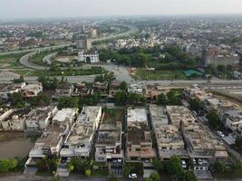 rectangular conformado asentamiento de el Rico distrito, mirando abajo aéreo ver desde encima pájaro ojo ver villas con piscina en 2023-07-22 en lahore Pakistán foto