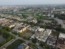 rectangular conformado asentamiento de el Rico distrito, mirando abajo aéreo ver desde encima pájaro ojo ver villas con piscina en 2023-07-22 en lahore Pakistán foto