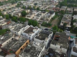 rectangular conformado asentamiento de el Rico distrito, mirando abajo aéreo ver desde encima pájaro ojo ver villas con piscina en 2023-07-22 en lahore Pakistán foto