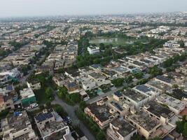 rectangular conformado asentamiento de el Rico distrito, mirando abajo aéreo ver desde encima pájaro ojo ver villas con piscina en 2023-07-22 en lahore Pakistán foto