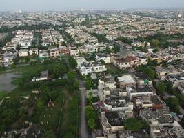 rectangular conformado asentamiento de el Rico distrito, mirando abajo aéreo ver desde encima pájaro ojo ver villas con piscina en 2023-07-22 en lahore Pakistán foto