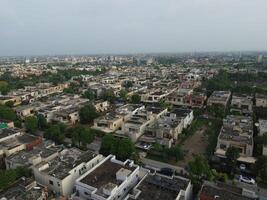 rectangular conformado asentamiento de el Rico distrito, mirando abajo aéreo ver desde encima pájaro ojo ver villas con piscina en 2023-07-22 en lahore Pakistán foto