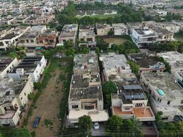 rectangular conformado asentamiento de el Rico distrito, mirando abajo aéreo ver desde encima pájaro ojo ver villas con piscina en 2023-07-22 en lahore Pakistán foto