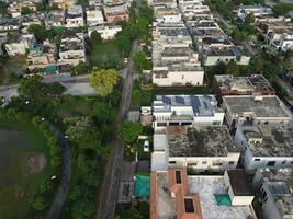 rectangular conformado asentamiento de el Rico distrito, mirando abajo aéreo ver desde encima pájaro ojo ver villas con piscina en 2023-07-22 en lahore Pakistán foto