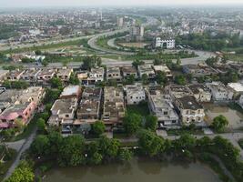 rectangular conformado asentamiento de el Rico distrito, mirando abajo aéreo ver desde encima pájaro ojo ver villas con piscina en 2023-07-22 en lahore Pakistán foto