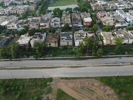 rectangular conformado asentamiento de el Rico distrito, mirando abajo aéreo ver desde encima pájaro ojo ver villas con piscina en 2023-07-22 en lahore Pakistán foto