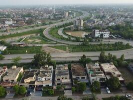 rectangular conformado asentamiento de el Rico distrito, mirando abajo aéreo ver desde encima pájaro ojo ver villas con piscina en 2023-07-22 en lahore Pakistán foto