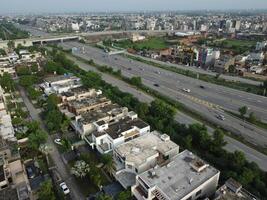 rectangular conformado asentamiento de el Rico distrito, mirando abajo aéreo ver desde encima pájaro ojo ver villas con piscina en 2023-07-22 en lahore Pakistán foto