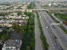 rectangular conformado asentamiento de el Rico distrito, mirando abajo aéreo ver desde encima pájaro ojo ver villas con piscina en 2023-07-22 en lahore Pakistán foto