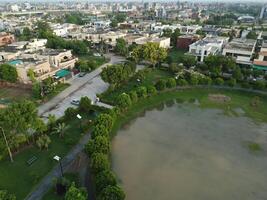 rectangular conformado asentamiento de el Rico distrito, mirando abajo aéreo ver desde encima pájaro ojo ver villas con piscina en 2023-07-22 en lahore Pakistán foto