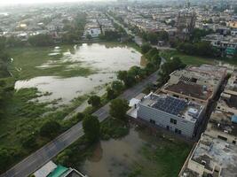 ver a ciudad desde pájaro vista. ciudad desde zumbido. aéreo foto. ciudad bohordo desde zumbido en 2023-07-22 en lahore Pakistán foto