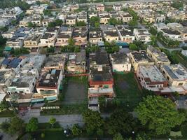 ver a ciudad desde pájaro vista. ciudad desde zumbido. aéreo foto. ciudad bohordo desde zumbido en 2023-07-22 en lahore Pakistán foto