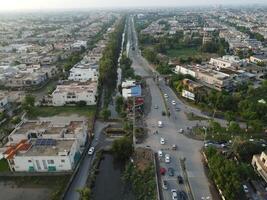 ver a ciudad desde pájaro vista. ciudad desde zumbido. aéreo foto. ciudad bohordo desde zumbido en 2023-07-22 en lahore Pakistán foto