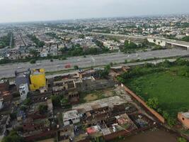 ver a ciudad desde pájaro vista. ciudad desde zumbido. aéreo foto. ciudad bohordo desde zumbido en 2023-07-22 en lahore Pakistán foto