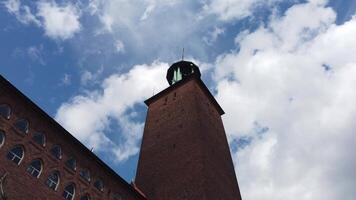 une petit aperçu de un de Stockholm historique bâtiments sur une nuageux journée. video